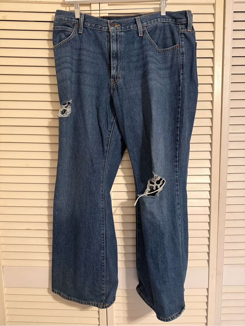 Levi’s 194 Baggy Bootcut Jeans Size 34 Medium Wash Distressed